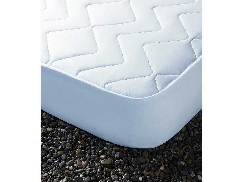 Cubrecolchón de 135x190 cm hipoalergénico de microfibra extra suave en color blanco Alisa