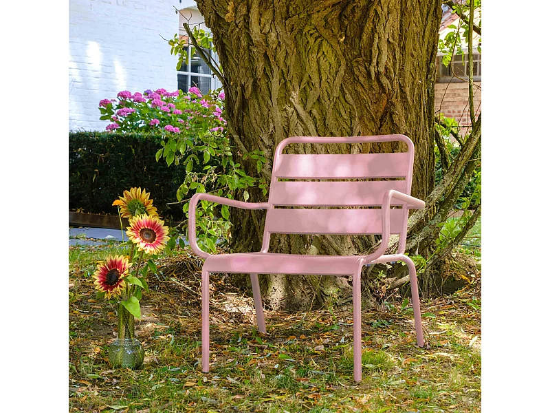 Lage roze relax tuinstoel van staal