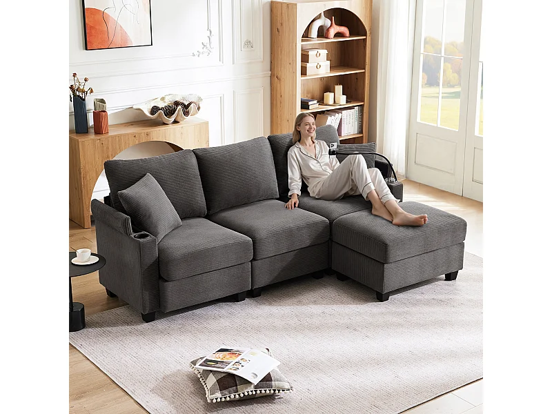 Sofá 3 lugares com USB, suporte para copos, apoio pés e arrumação. Inclui 2 almofadas. Ideal para sala, escritório ou apartamento. Cinza escuro.