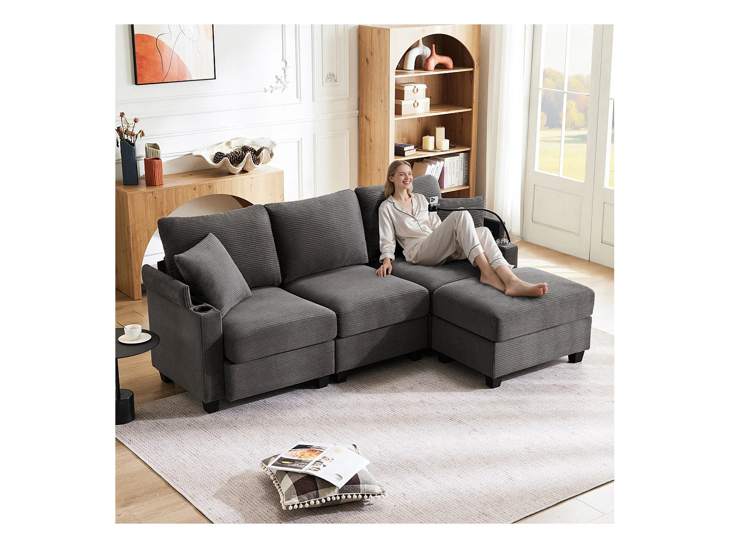 Canapé d'angle 3 places avec USB, porte-gobelet, repose-pieds et rangement. Inclut 2 coussins. Idéal salon, bureau ou appartement. Gris foncé.