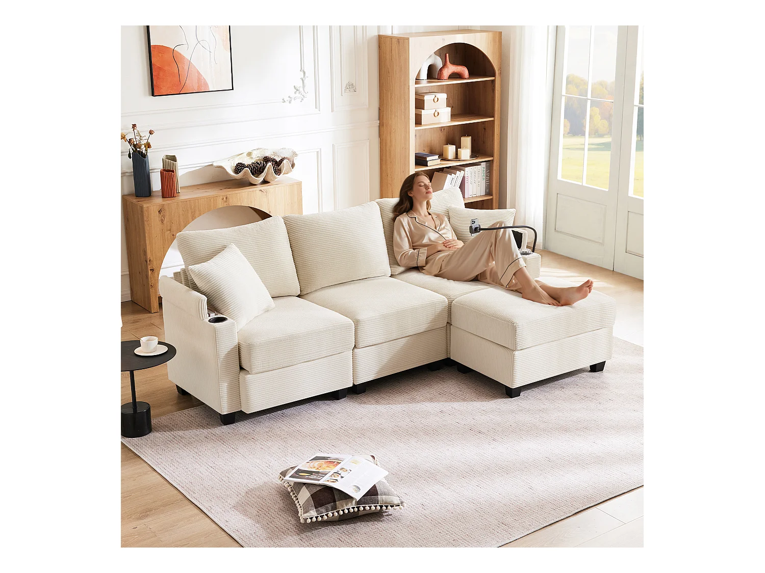 Canapé d'angle 3 places avec USB, porte-gobelet, repose-pieds et rangement. Inclut 2 coussins. Idéal salon, bureau ou appartement. Beige.