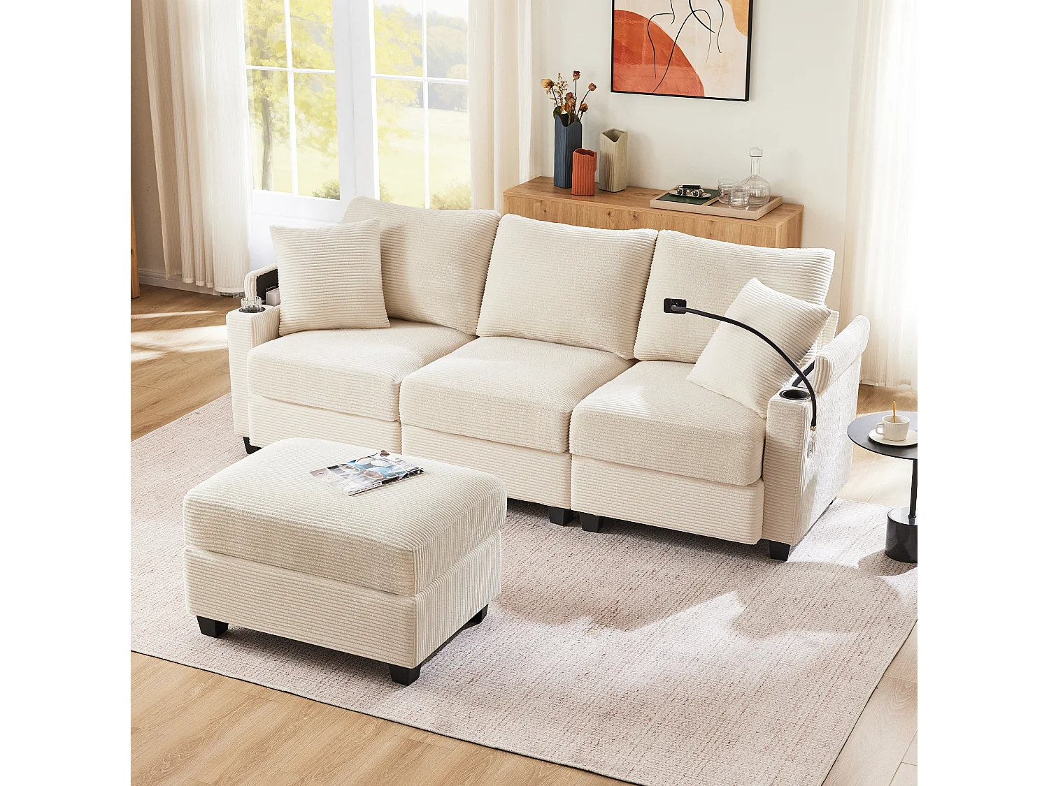 Sofá 3 lugares c/ USB, suporte copos, apoio pés e arrumação. Inclui 2 almofadas. Ideal para sala, escritório ou apartamento. Bege.