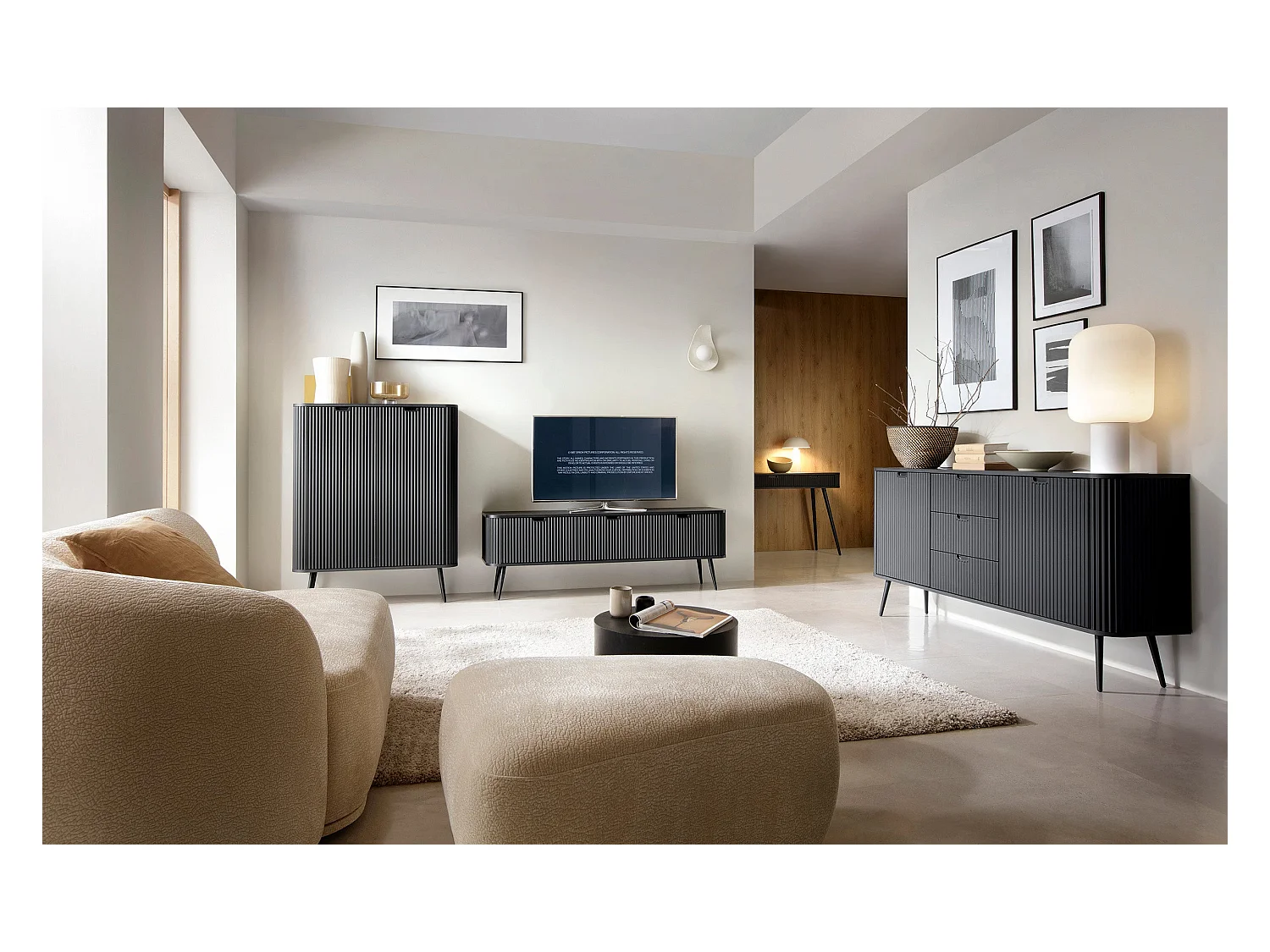 Meuble TV 3 portes avec pieds en métal doré 168x56 cm