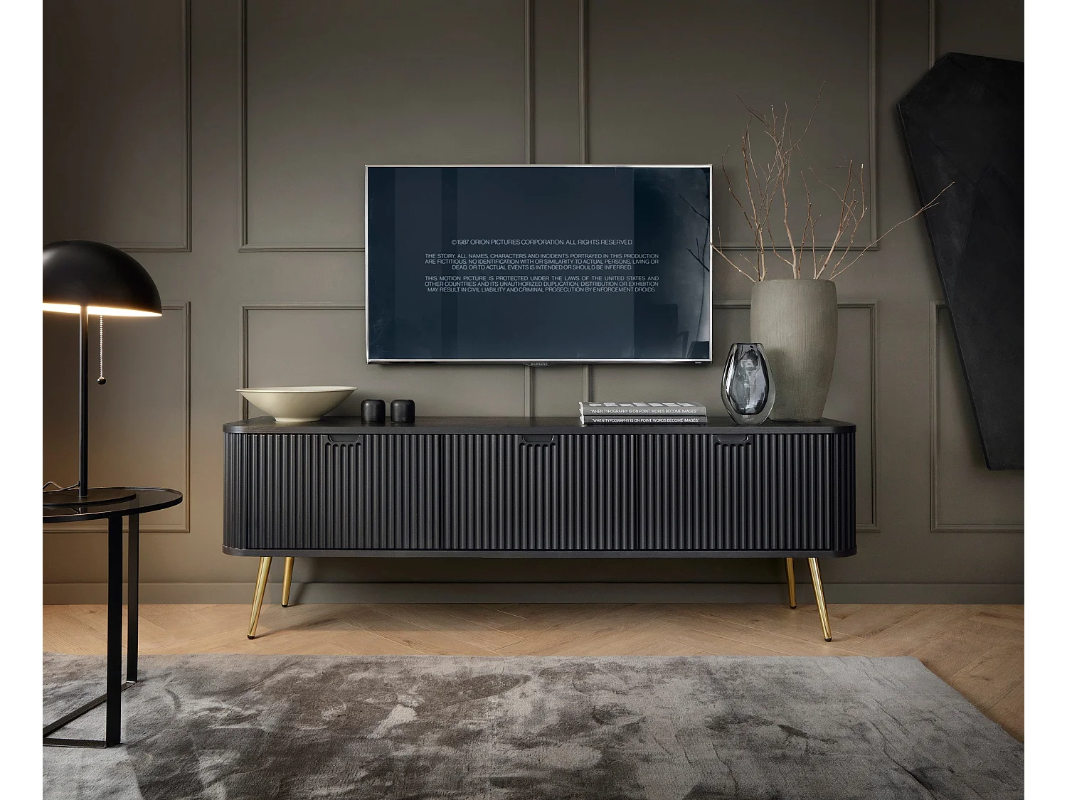 Meuble TV 3 portes avec pieds en métal doré 168x56 cm