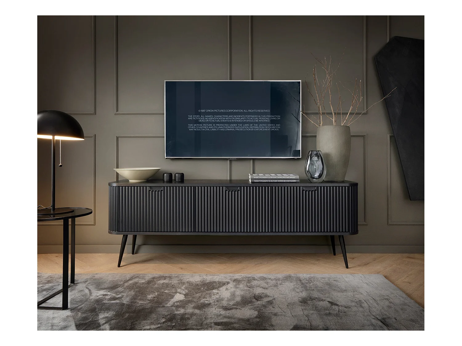 Meuble TV 3 portes avec pieds en métal noir 168x56 cm