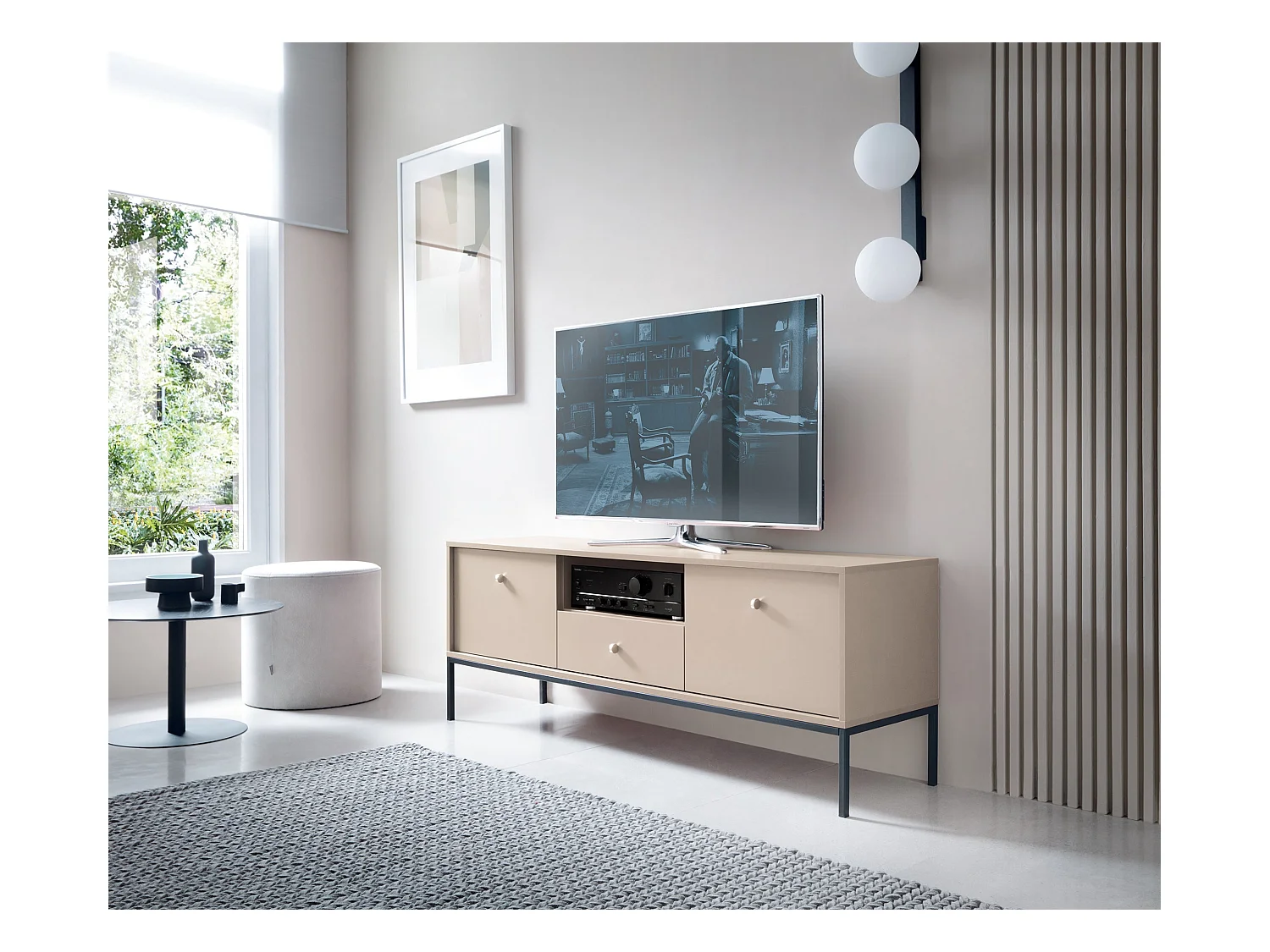 Meuble TV 2 portes, 1 tiroir avec pieds en métal noir, 154x56 cm