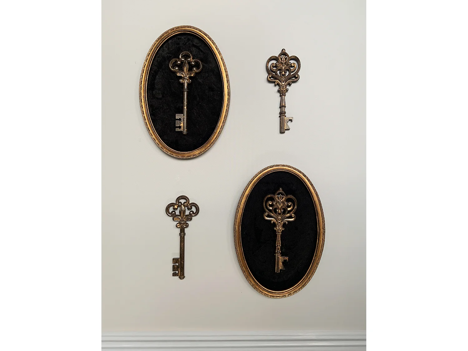 Déco murale clé velours noir et doré 21.4x31.2cm