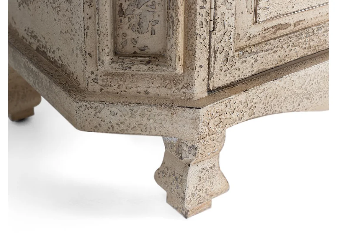 Vitrine met 4 fabrieksmatig gemaakte deuren op de begane grond in Manguier-bos