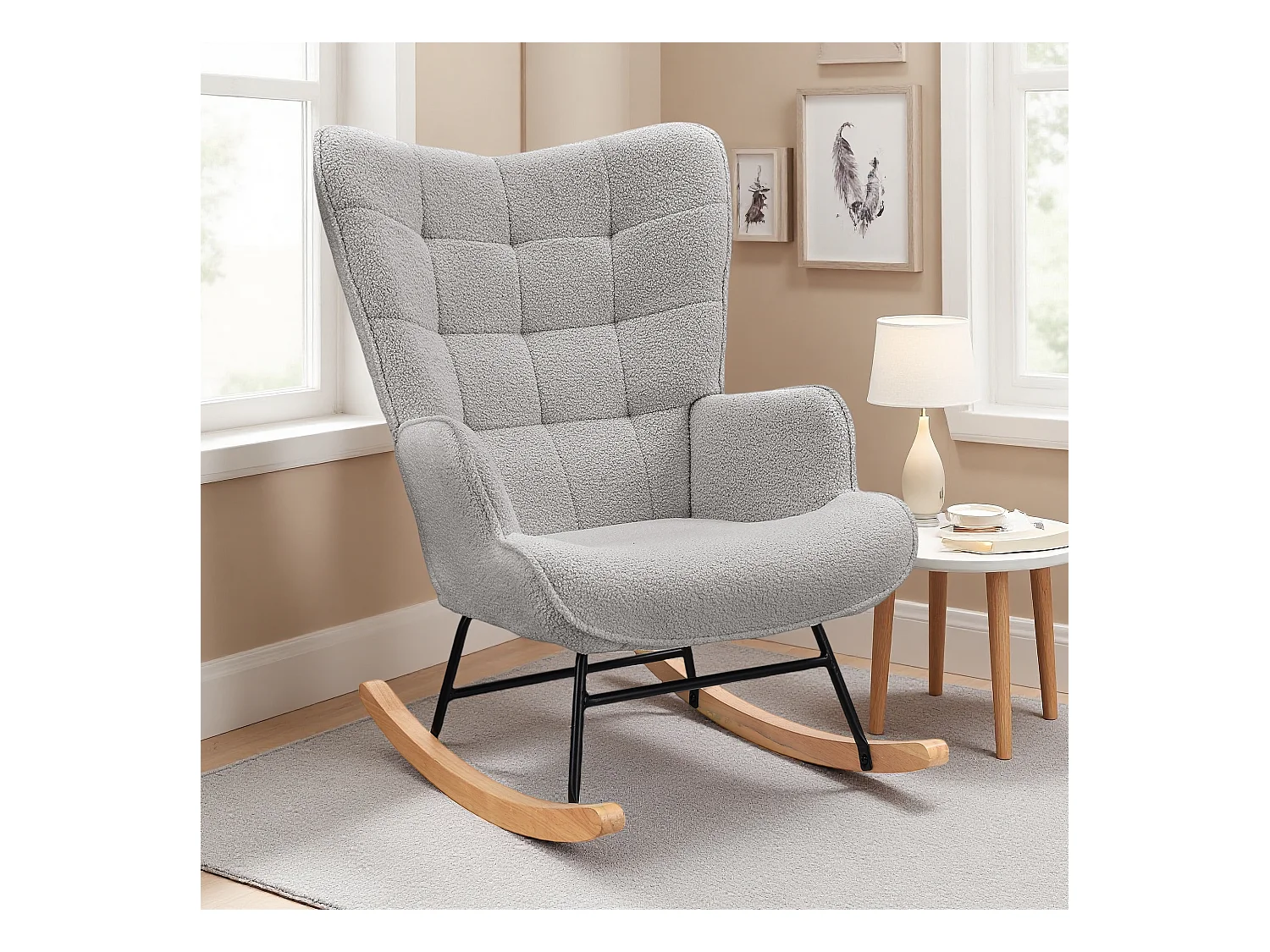 Fauteuil à bascule en tissu teddy gris clair avec dossier capitonné, design cosy et moderne pour salon ou chambre