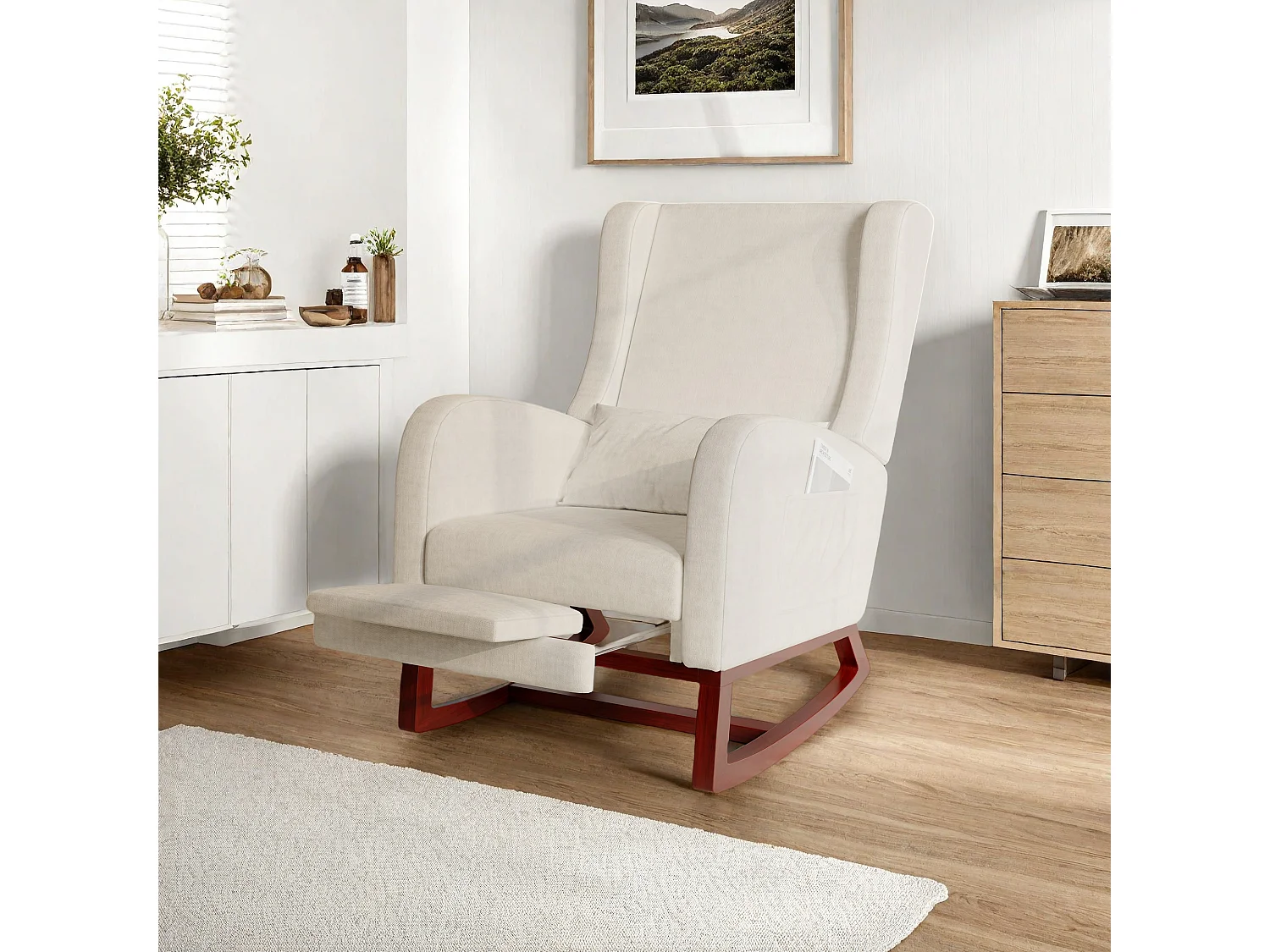 Fauteuil à bascule beige en tissu effet velours avec repose-jambes extensible, poches latérales et coussin inclus