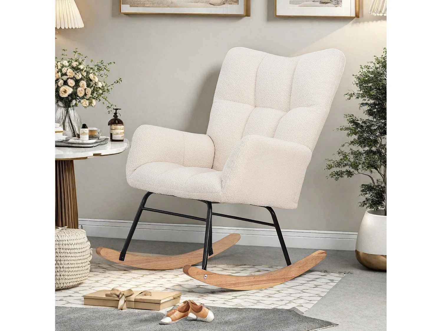 Fauteuil à bascule en tissu teddy blanc cassé, design cosy et moderne pour salon, chambre ou coin lecture