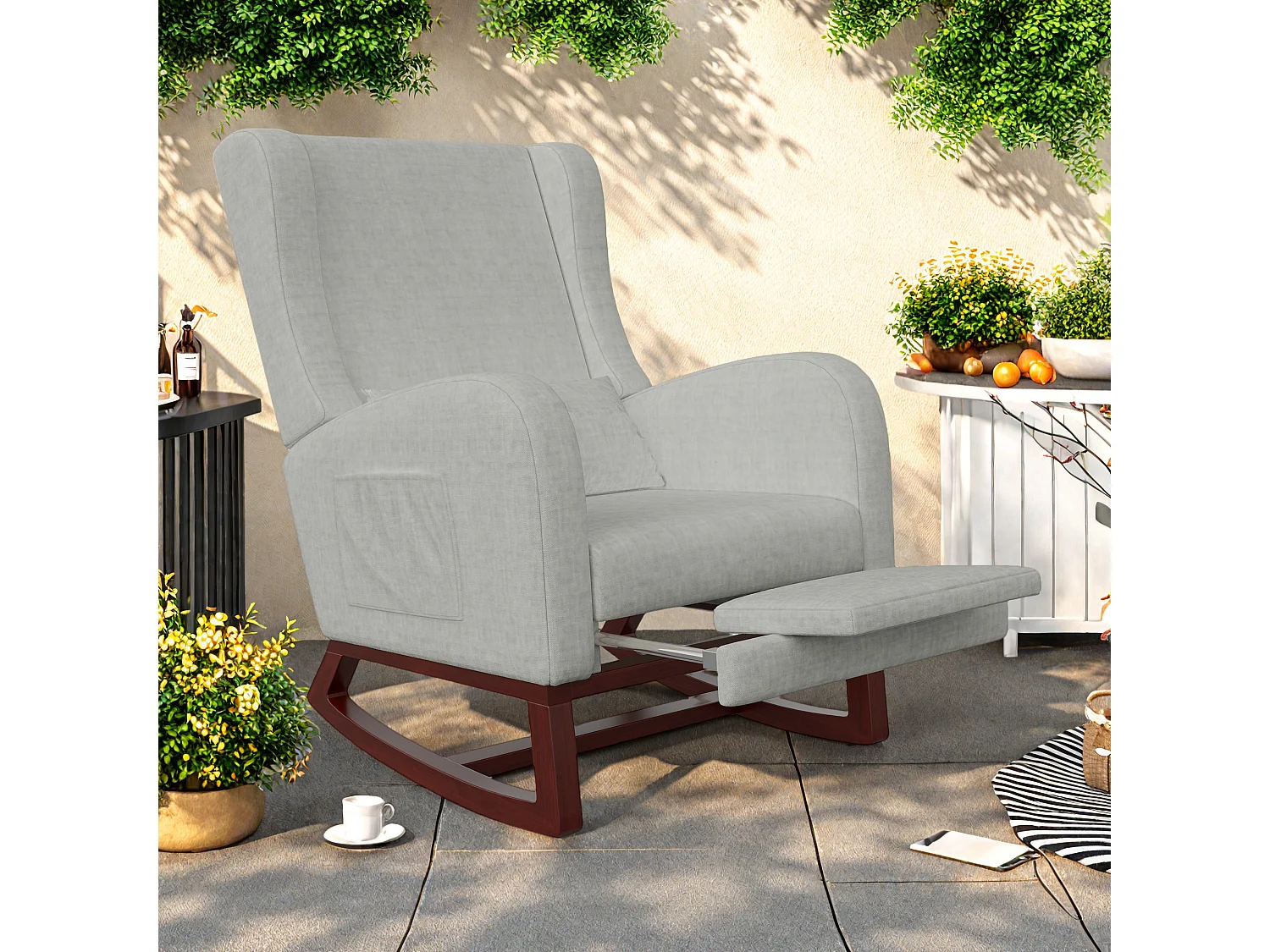 Mecedora gris de tela efecto terciopelo con reposapiernas extensible, bolsillos laterales y cojín incluido