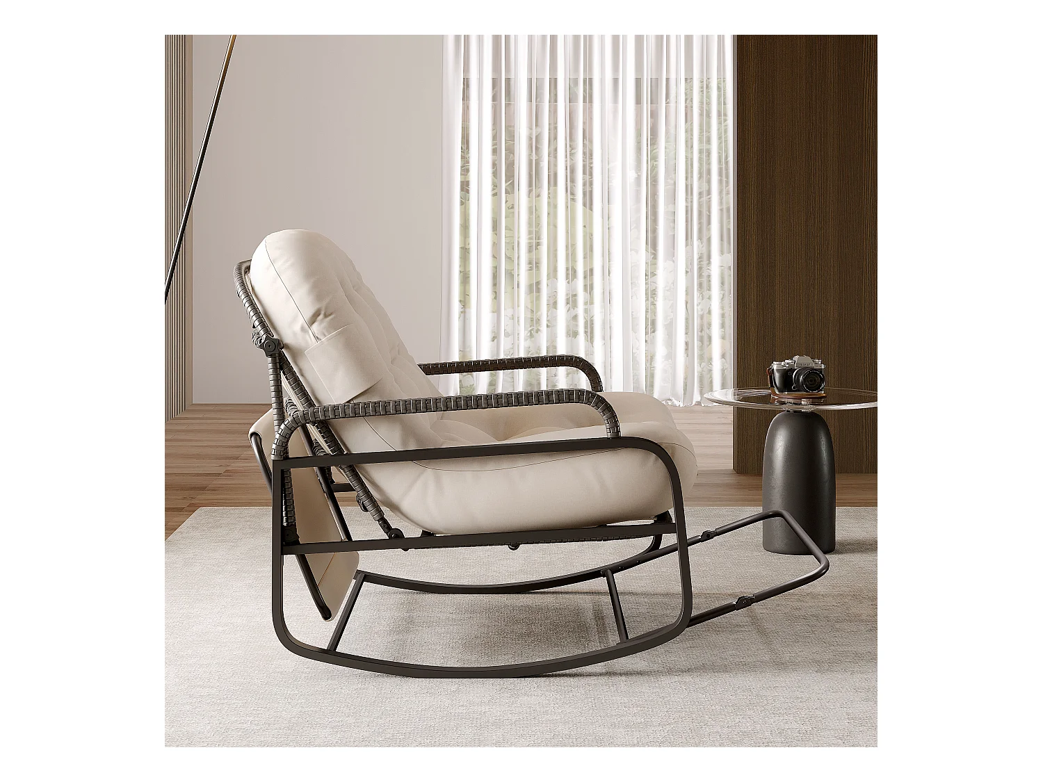 Sedia a dondolo da esterno con cuscino beige, schienale regolabile, poggiapiedi pieghevole e tettuccio, rattan intrecciato, ideale per balcone giardino terrazza