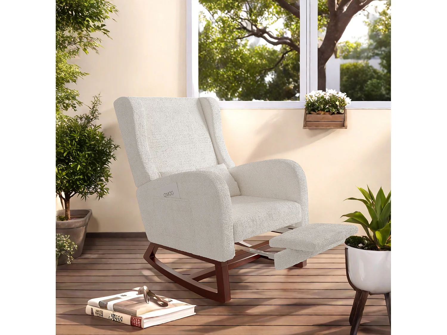 Fauteuil à bascule blanc cassé en tissu effet velours avec repose-jambes extensible, poches latérales et coussin inclus