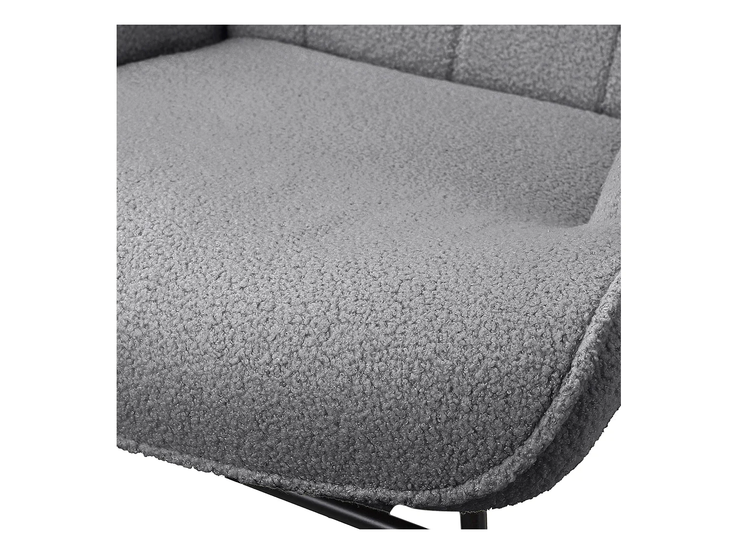 Cadeira de balanço em tecido Teddy cinza com encosto tufado, design aconchegante e moderno para sala de estar ou quarto