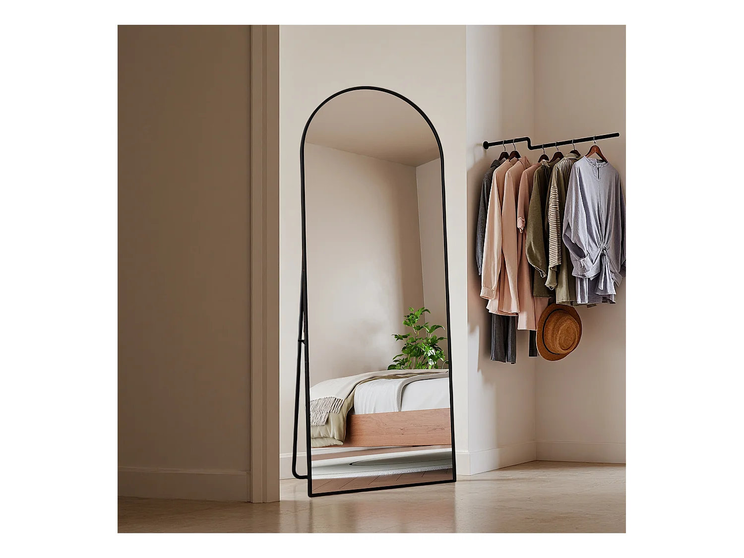 Miroir de maquillage arqué en verre trempé, cadre en aluminium noir, 1620x530 mm, design moderne élégant pour chambre, dressing ou salle de bain