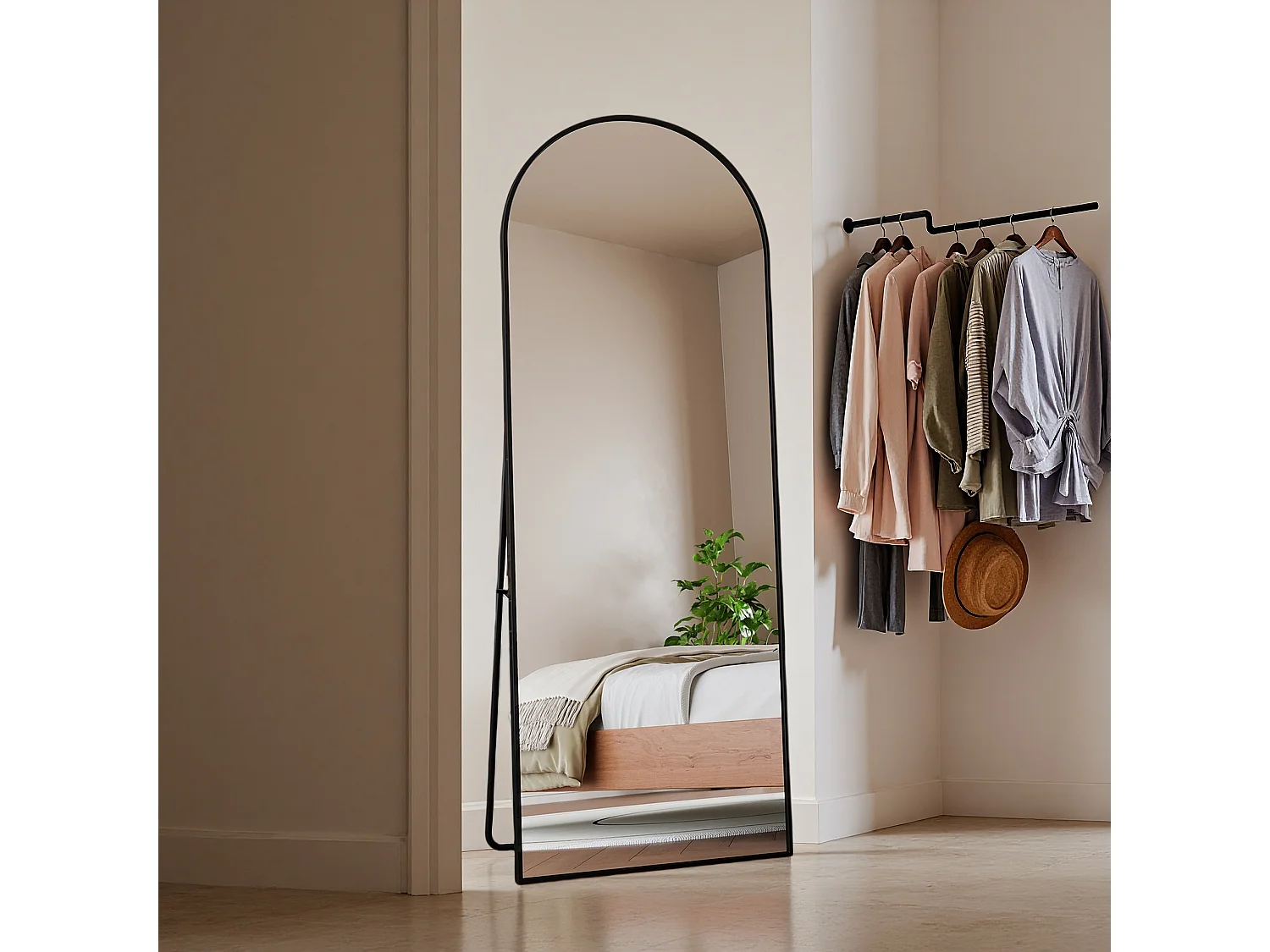 Miroir de maquillage arqué en verre trempé, cadre en aluminium noir, 1620x530 mm, design moderne élégant pour chambre, dressing ou salle de bain