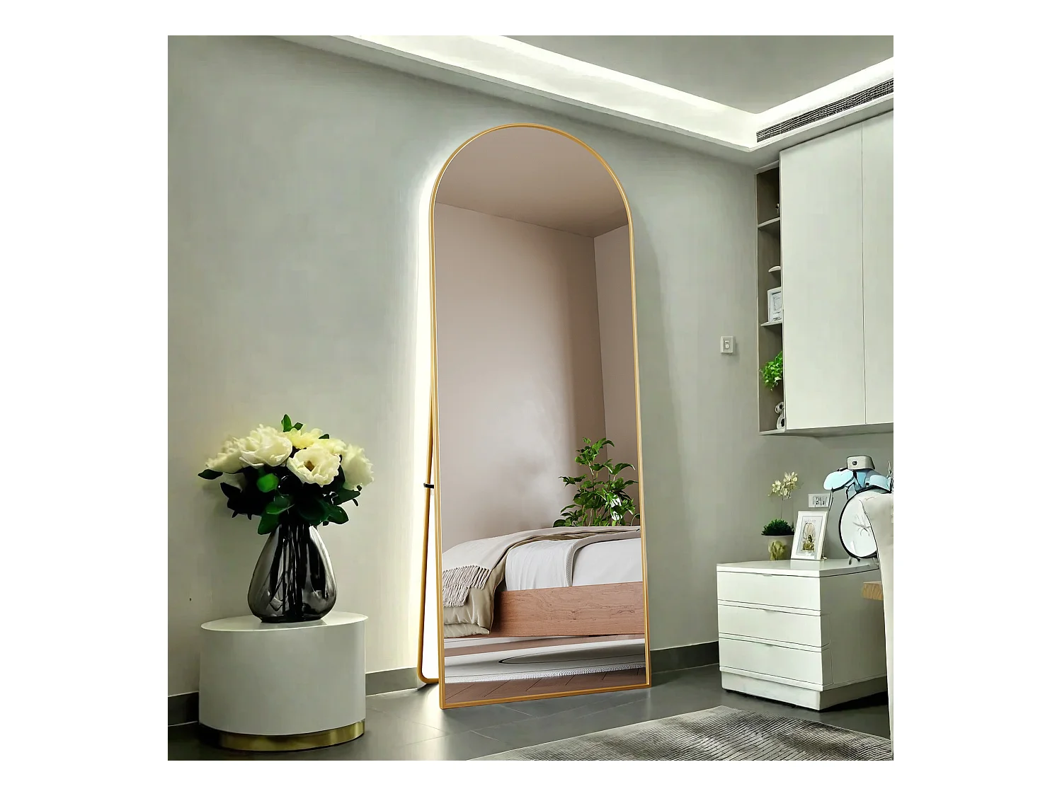 Miroir de maquillage arqué en verre trempé, cadre en aluminium doré, 1620x530 mm, design moderne élégant pour chambre, dressing ou salle de bain