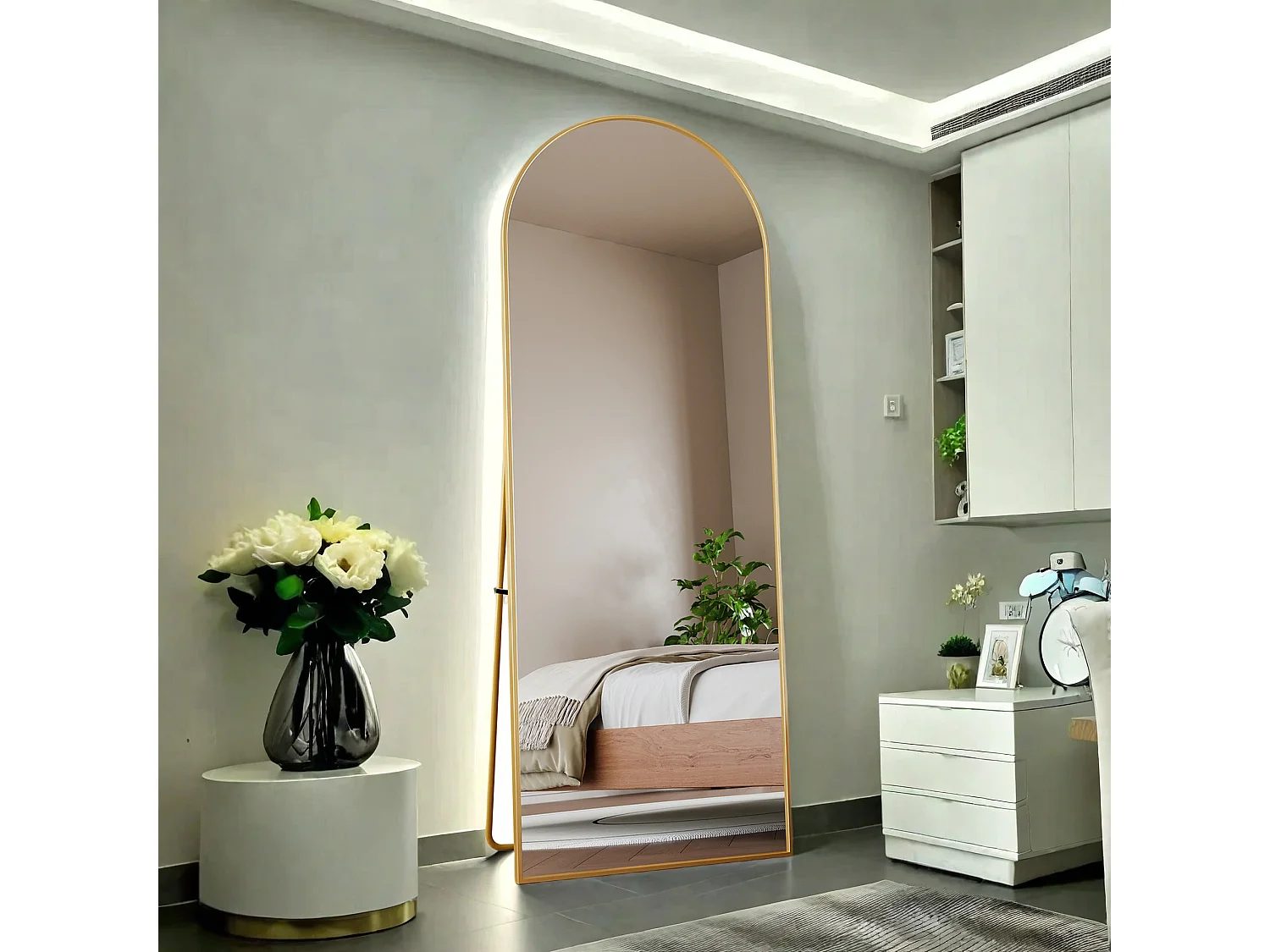Espelho de maquiagem arqueado, vidro temperado, moldura de alumínio dourado, 1620x530 mm, design moderno e elegante para quarto, closet ou banheiro
