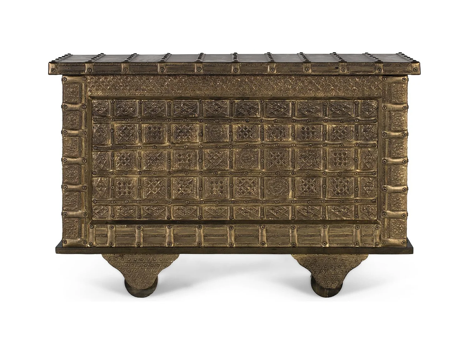 Coffre antique en bois massif et laiton repoussé