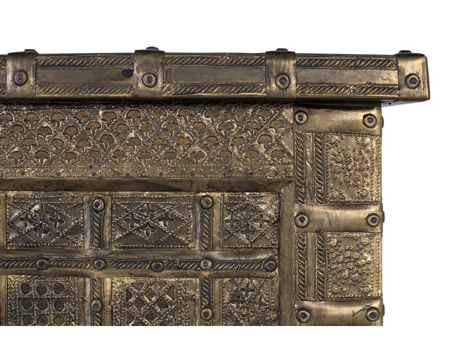 Coffre antique en bois massif et laiton repoussé