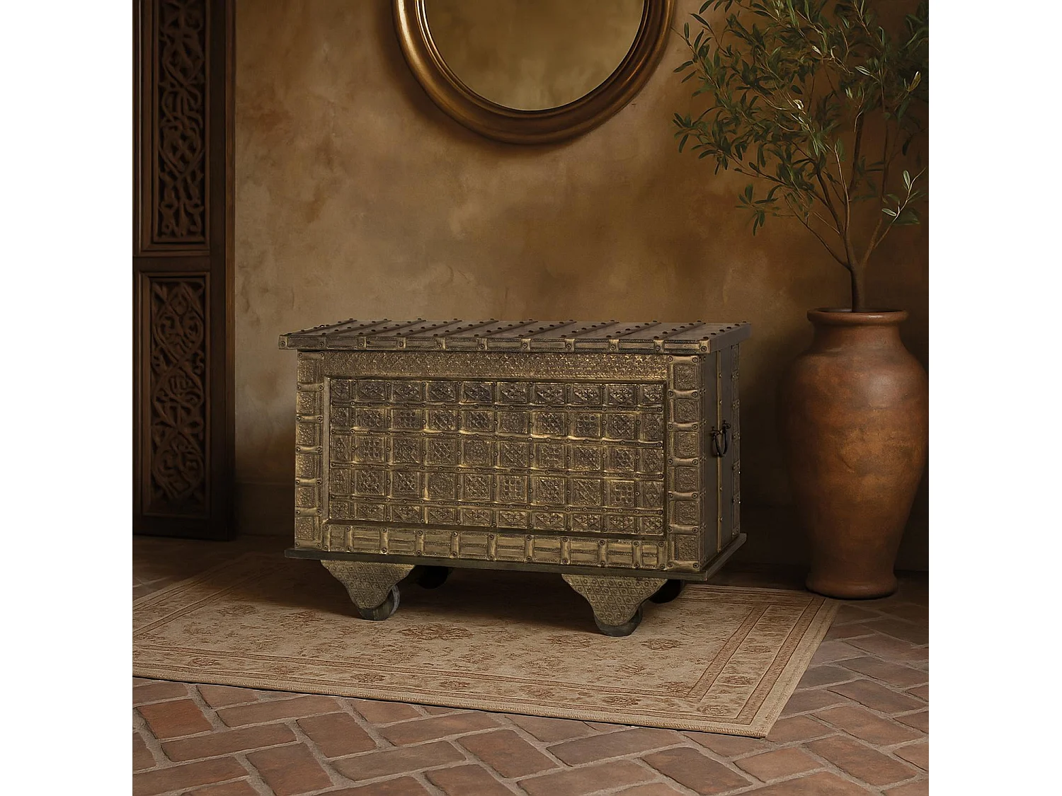 Coffre antique en bois massif et laiton repoussé