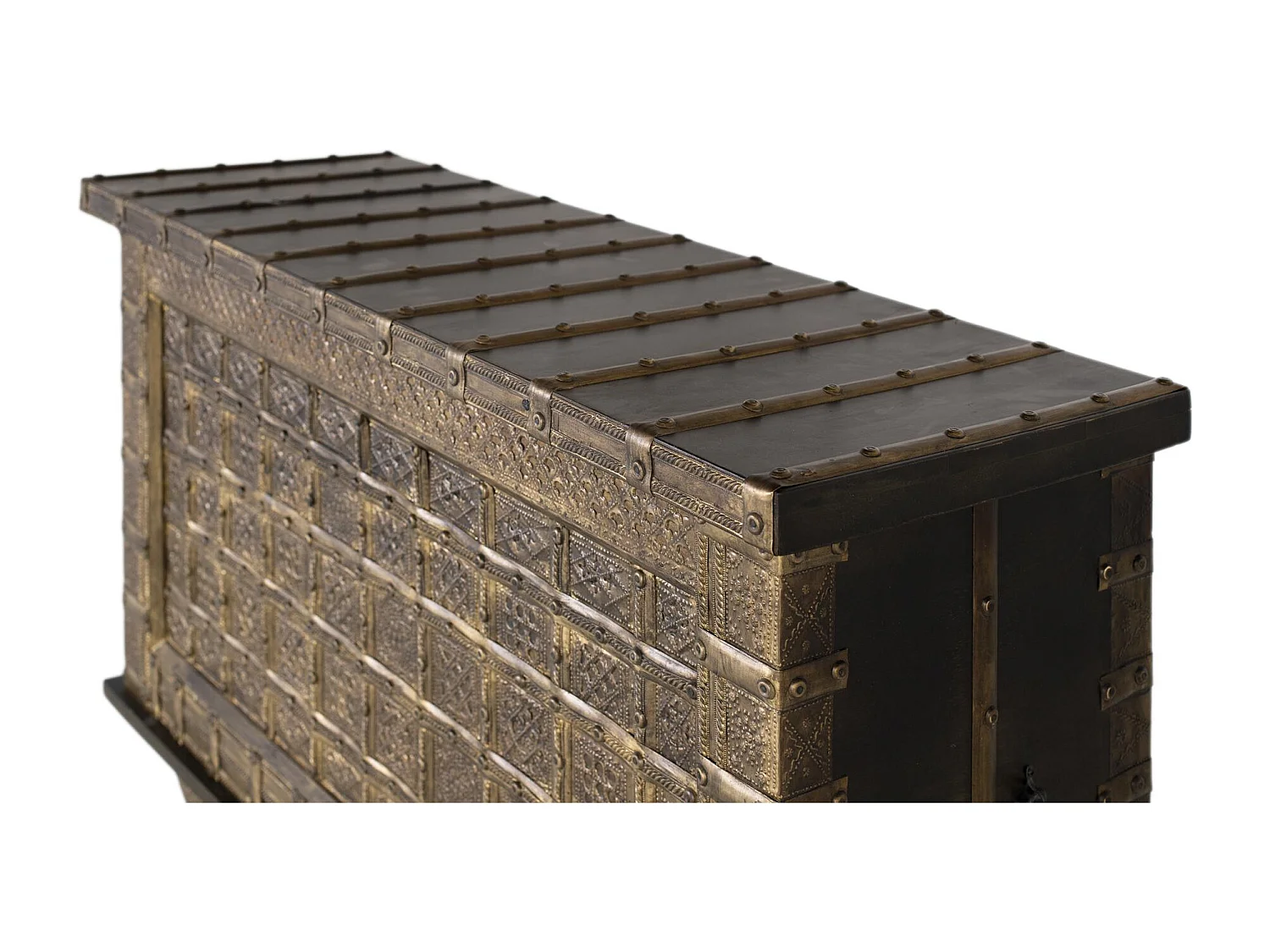 Coffre antique en bois massif et laiton repoussé