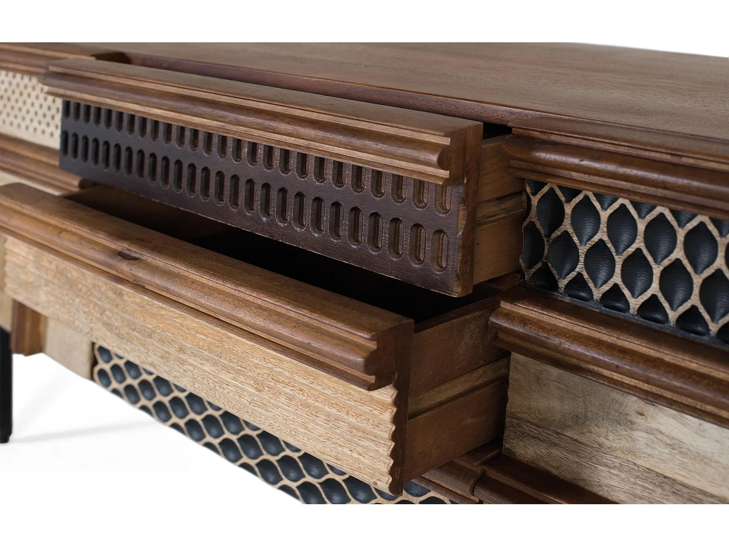 TV-Schrank aus Mangoholz mit strukturierten geometrischen Mustern