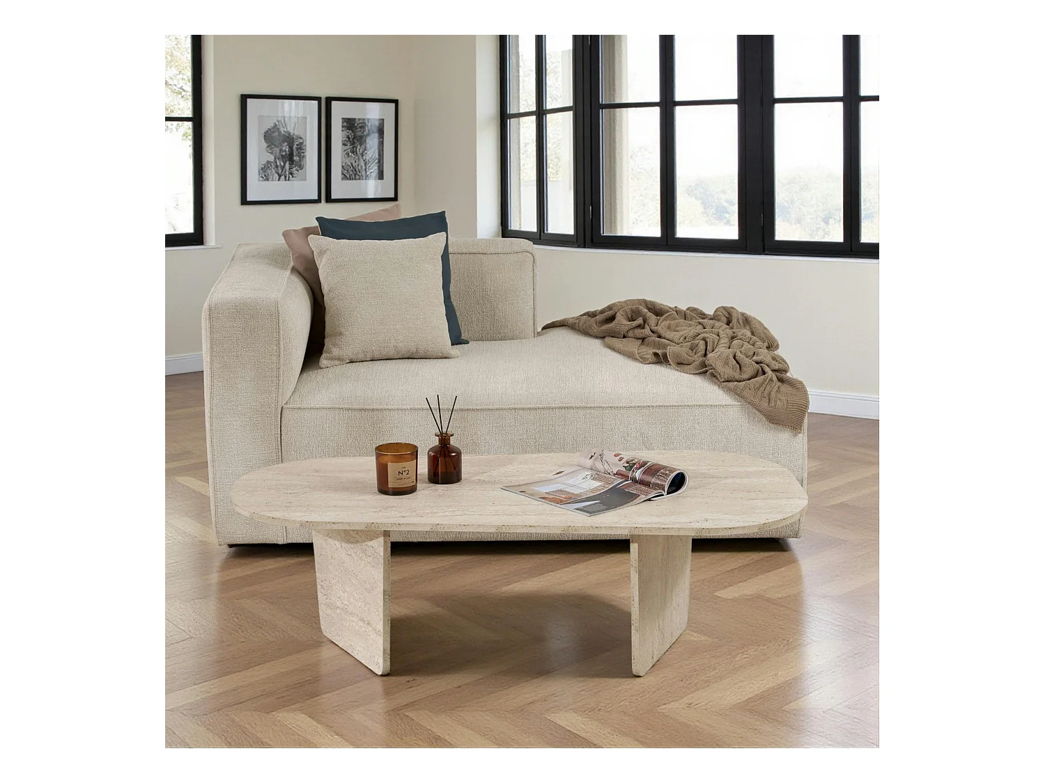 Table basse organique effet travertin, pieds obliques MARFA