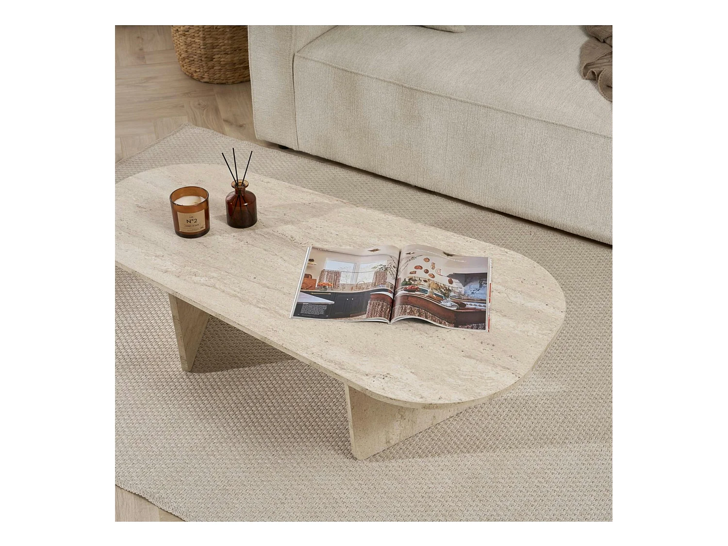 Table basse organique effet travertin, pieds obliques MARFA