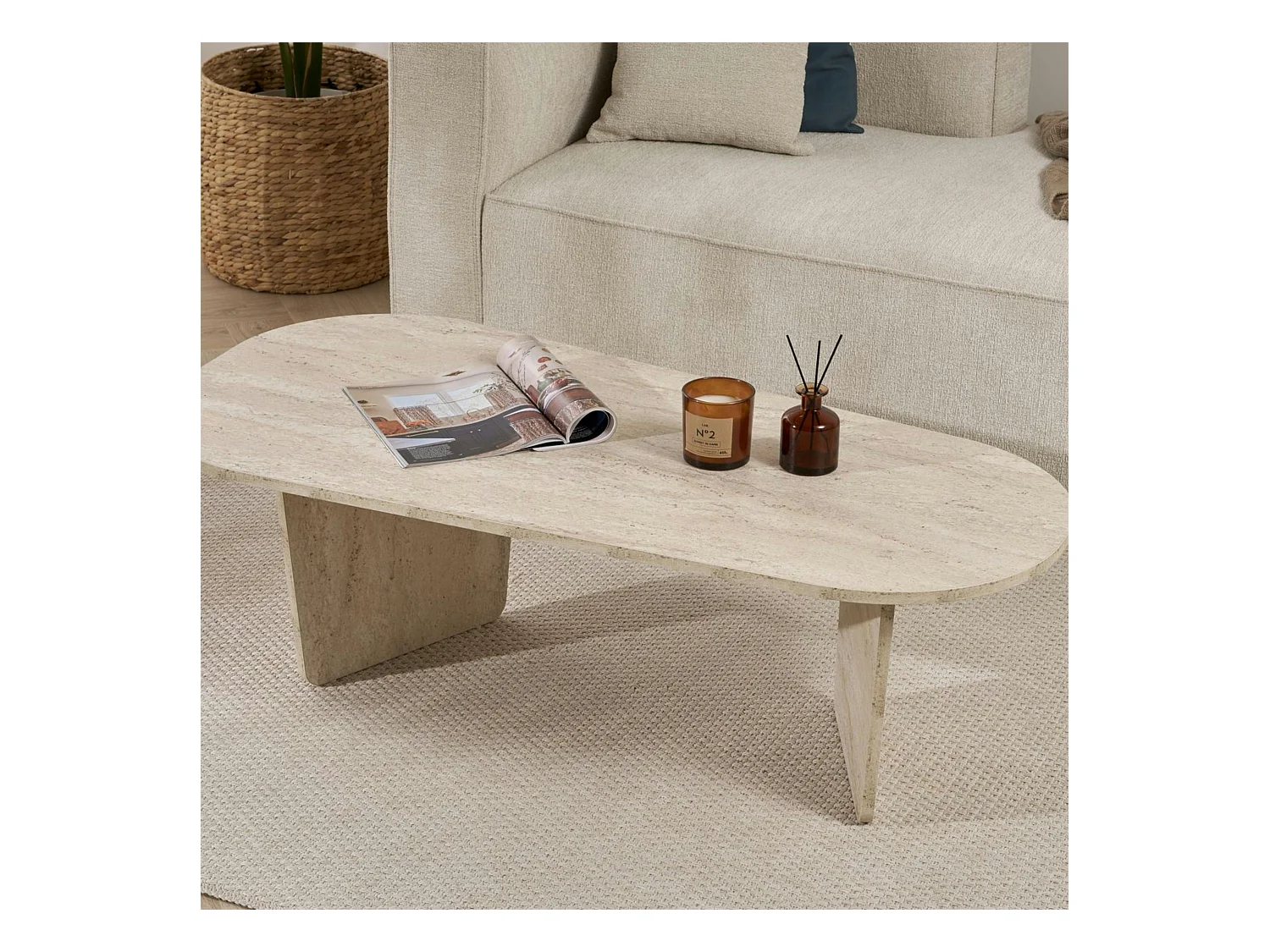 Table basse organique effet travertin, pieds obliques MARFA