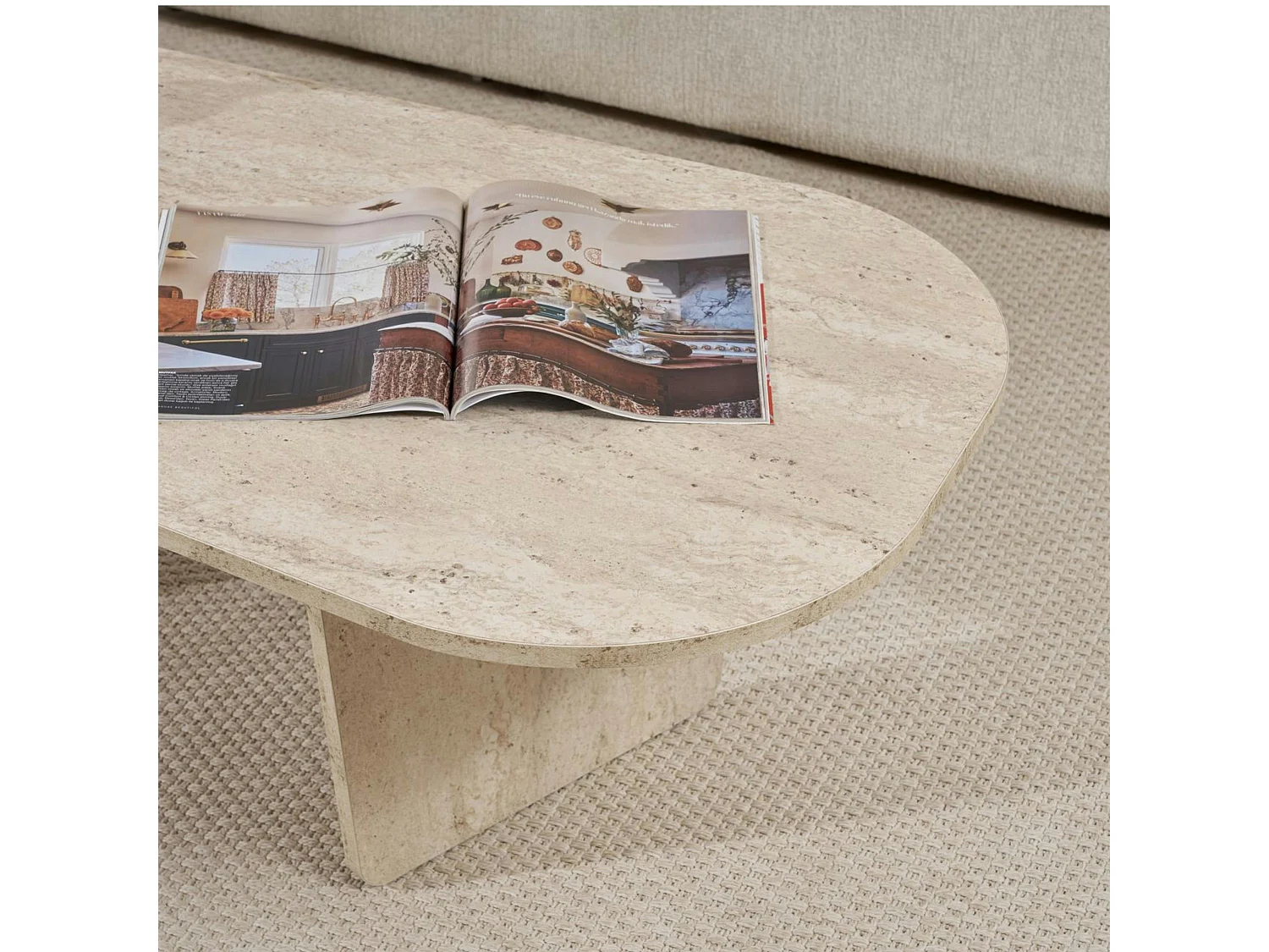 Table basse organique effet travertin, pieds obliques MARFA