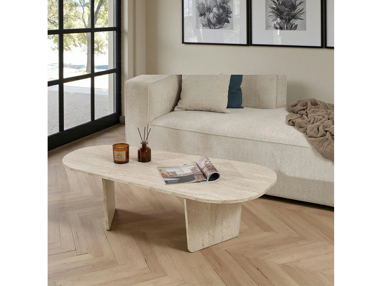 Table basse organique effet travertin, pieds obliques MARFA