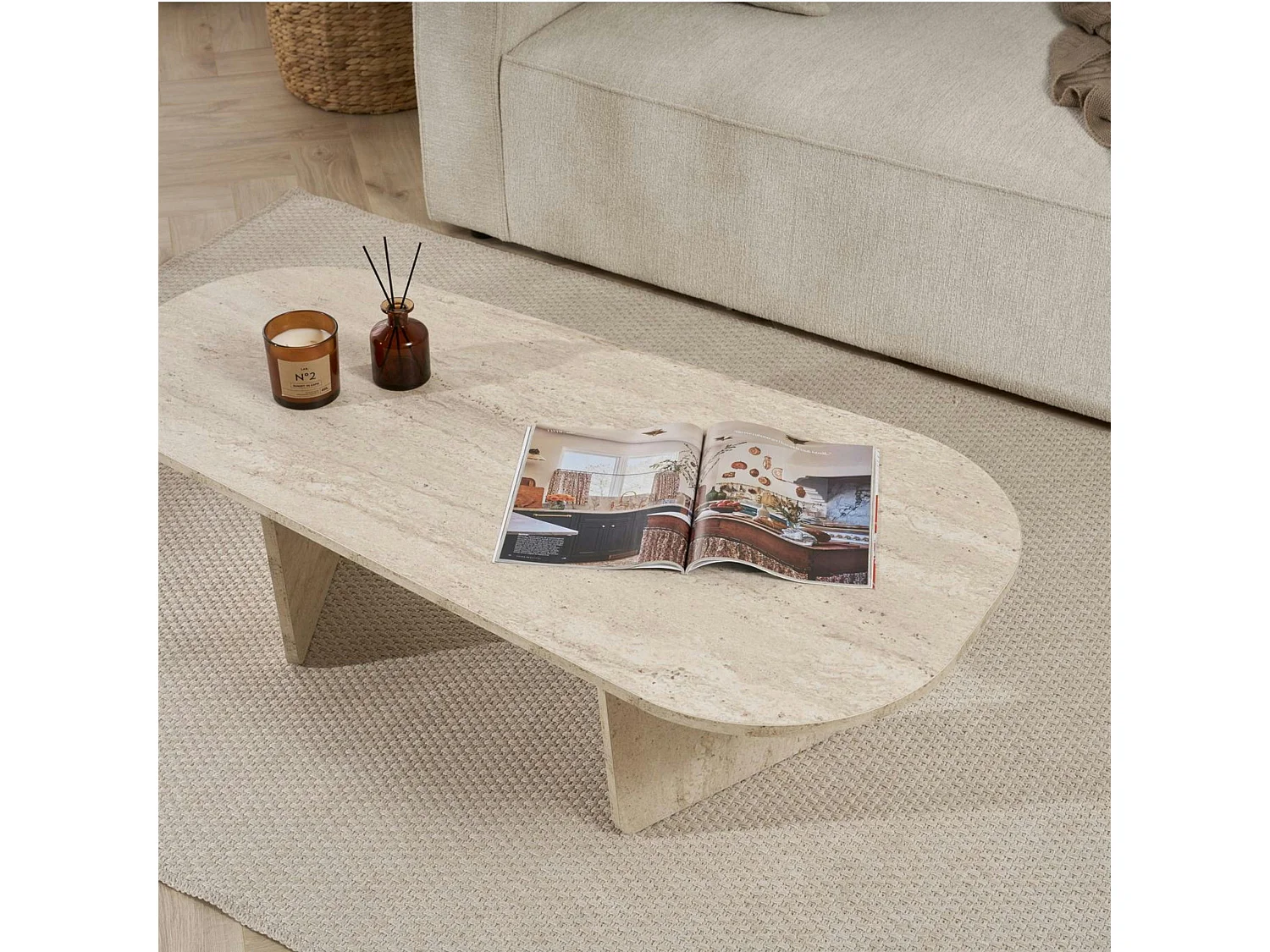 Table basse organique effet travertin, pieds obliques MARFA