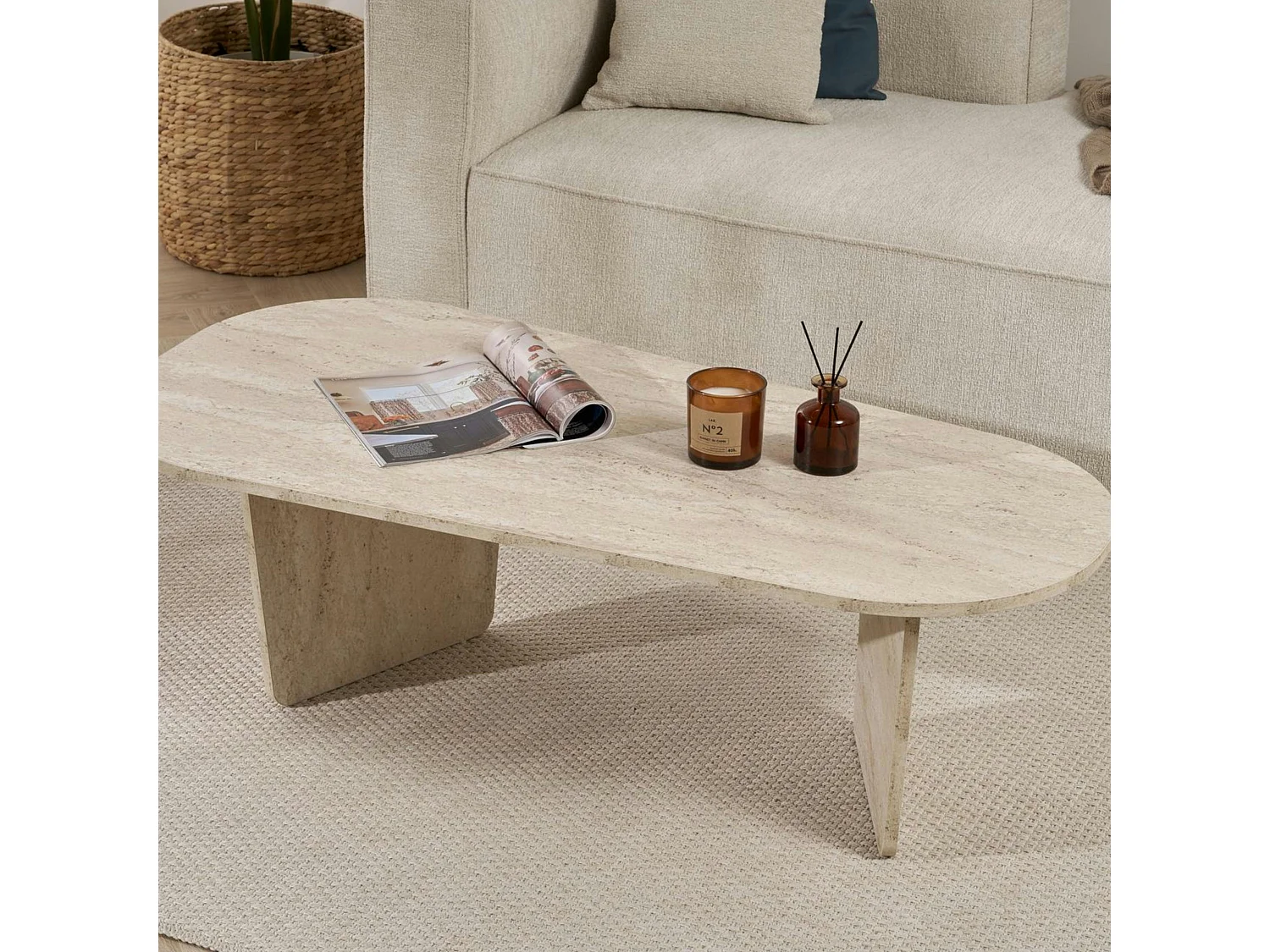 Table basse organique effet travertin, pieds obliques MARFA