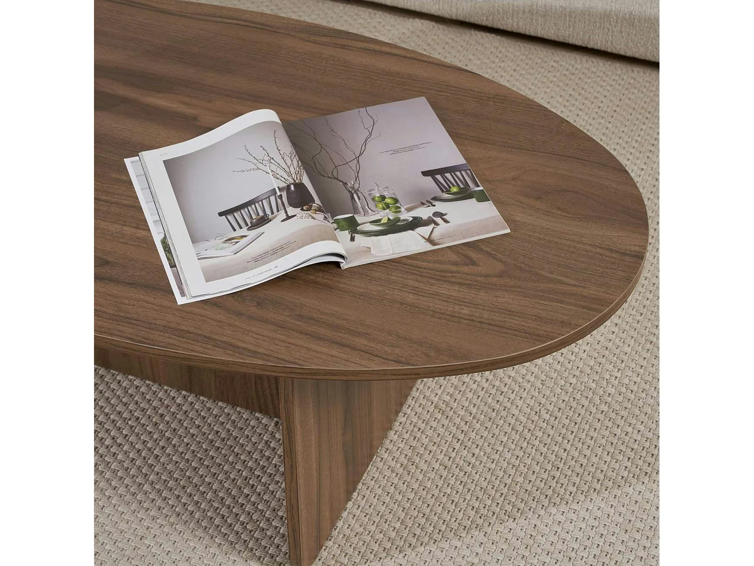 Table basse moderne ovale effet noyer – pied en T MARFA