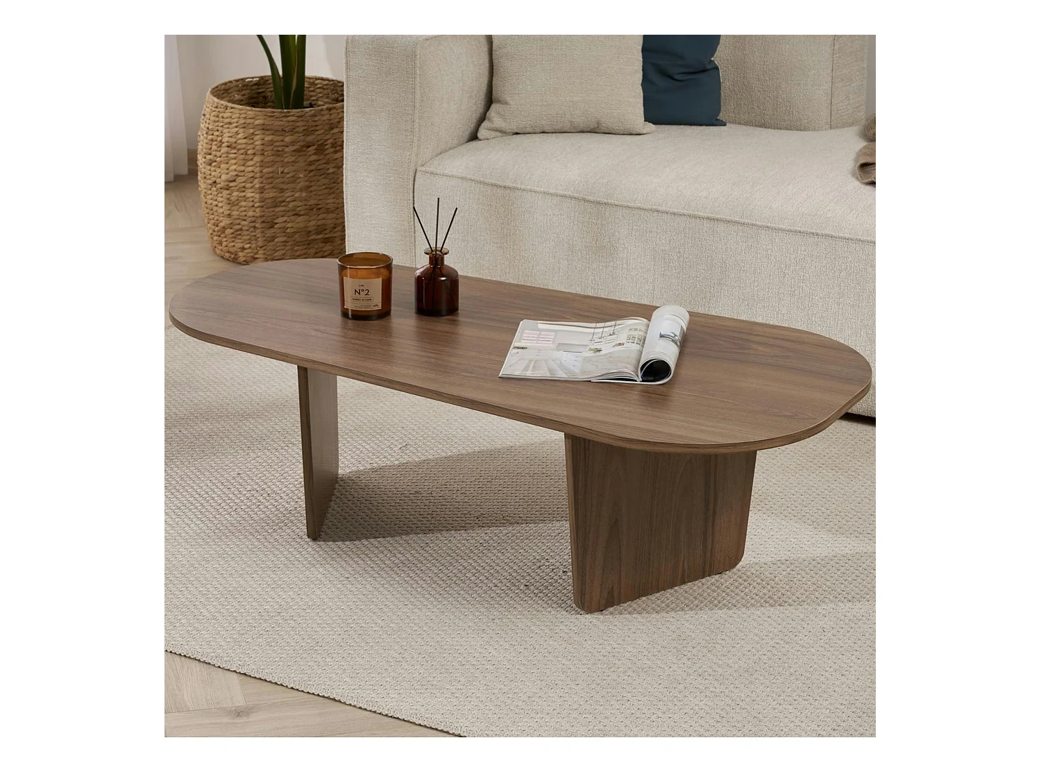 Table basse design organique effet noyer, pieds obliques MARFA