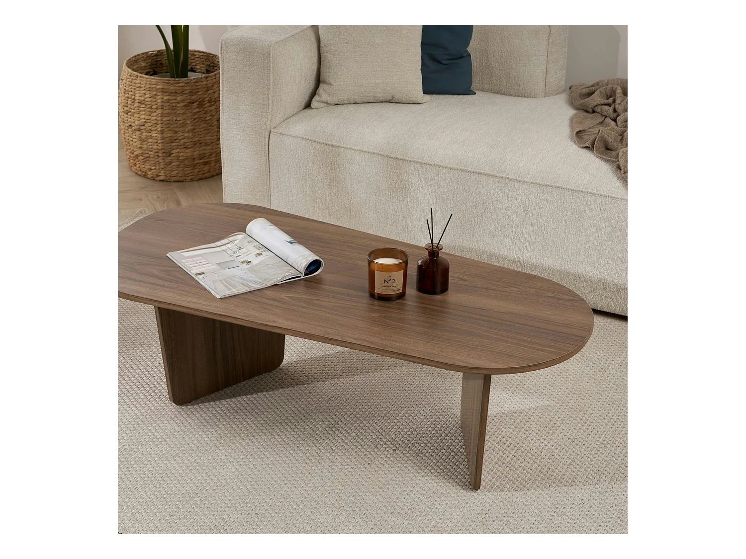 Table basse design organique effet noyer, pieds obliques MARFA