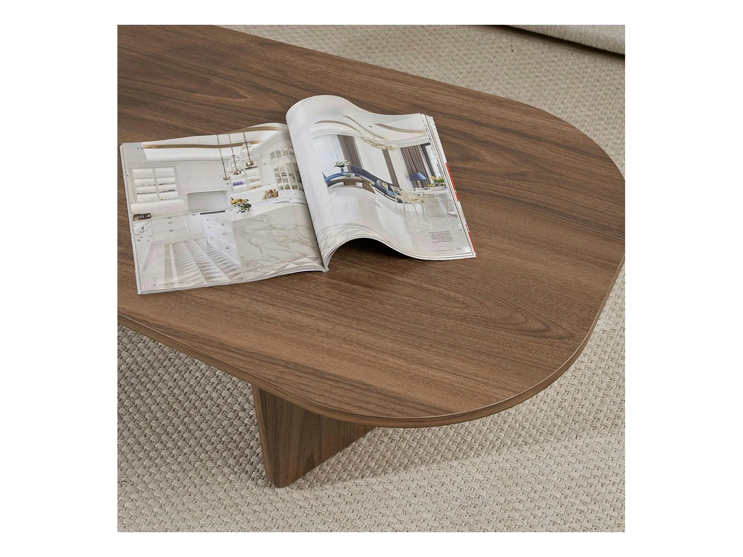 Table basse design organique effet noyer, pieds obliques MARFA