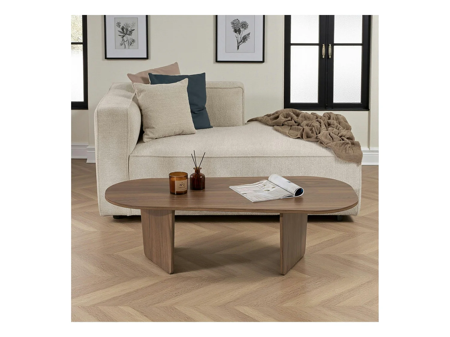 Table basse design organique effet noyer, pieds obliques MARFA