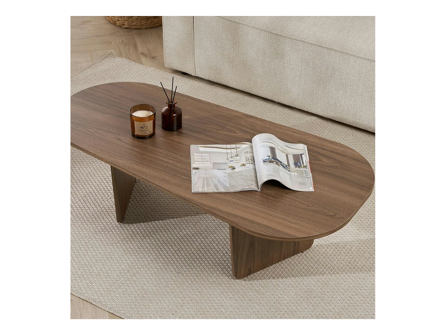 Table basse design organique effet noyer, pieds obliques MARFA