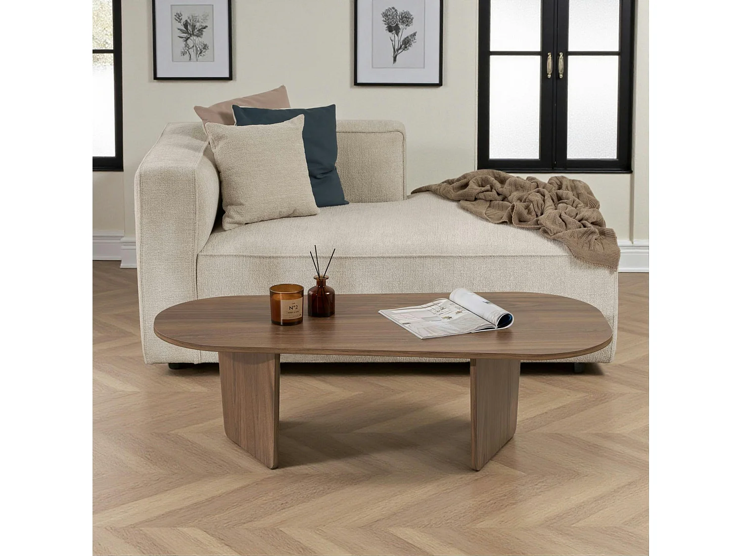 Table basse design organique effet noyer, pieds obliques MARFA