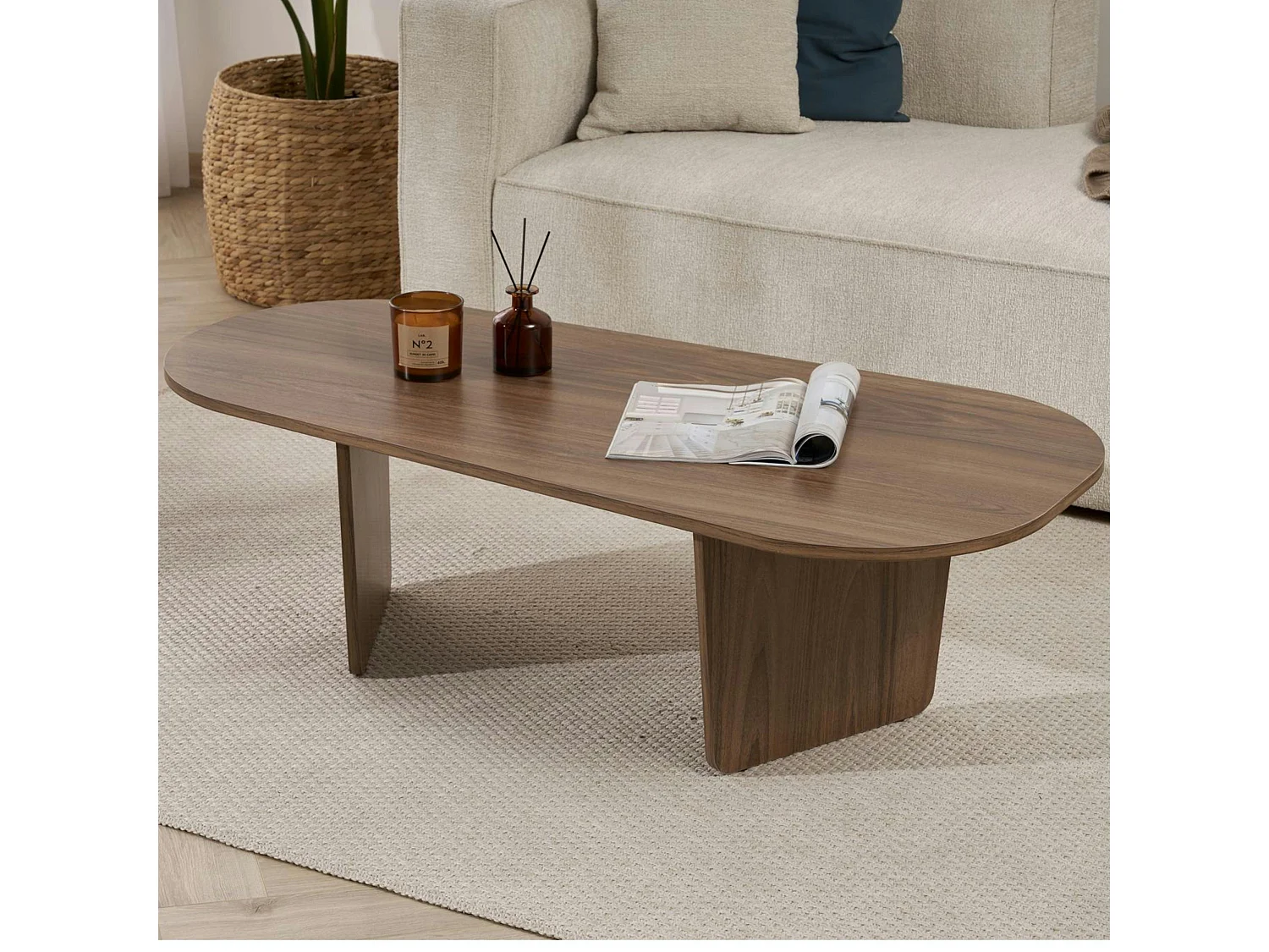 Table basse design organique effet noyer, pieds obliques MARFA