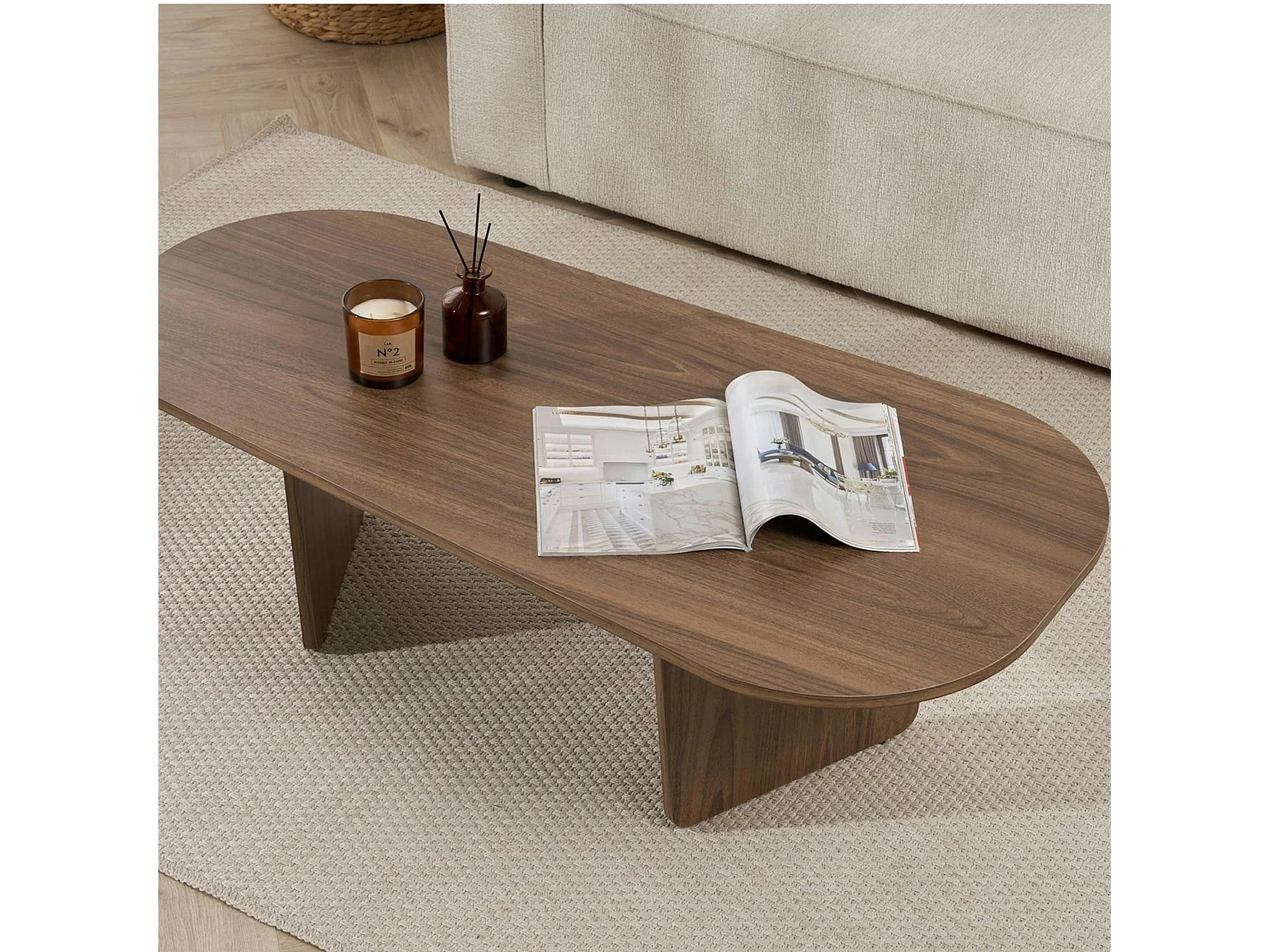 Table basse design organique effet noyer, pieds obliques MARFA