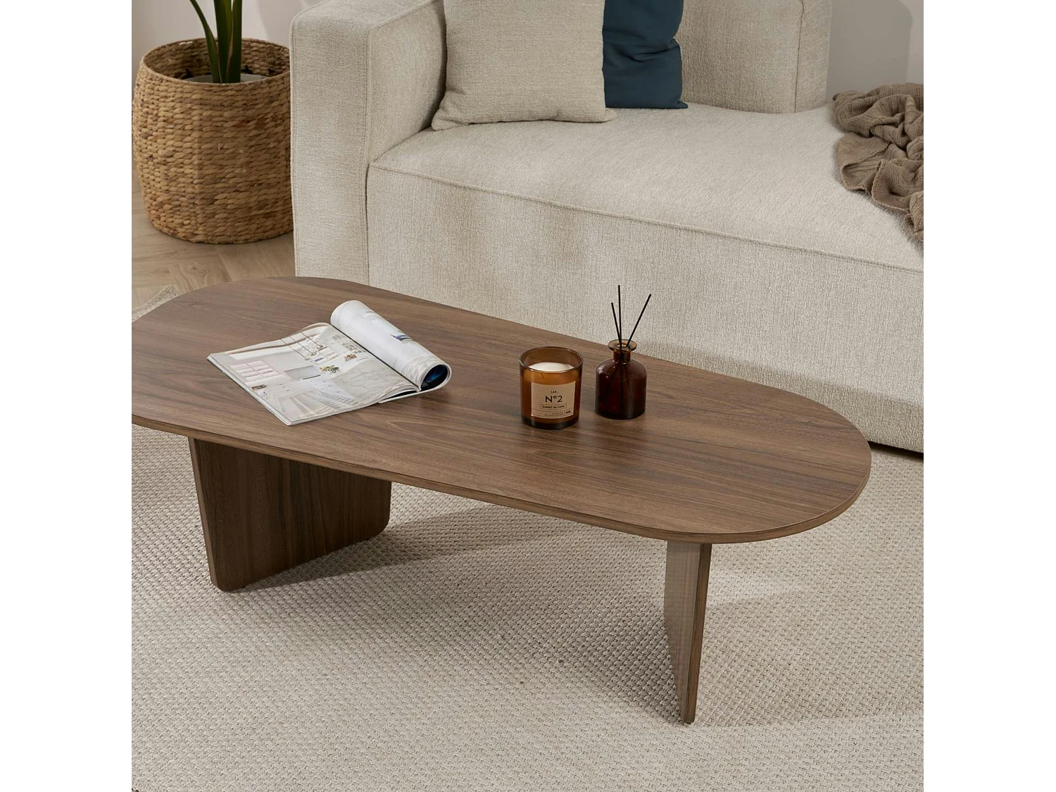 Table basse design organique effet noyer, pieds obliques MARFA