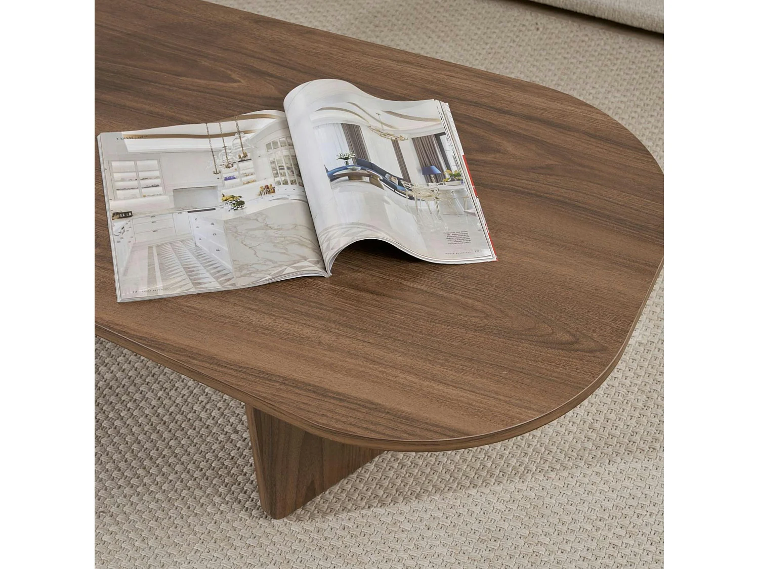 Table basse design organique effet noyer, pieds obliques MARFA