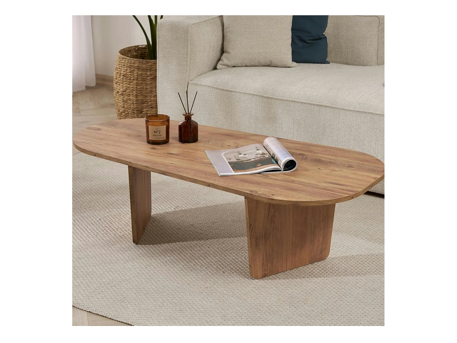 Table basse design organique effet pin, pieds obliques MARFA