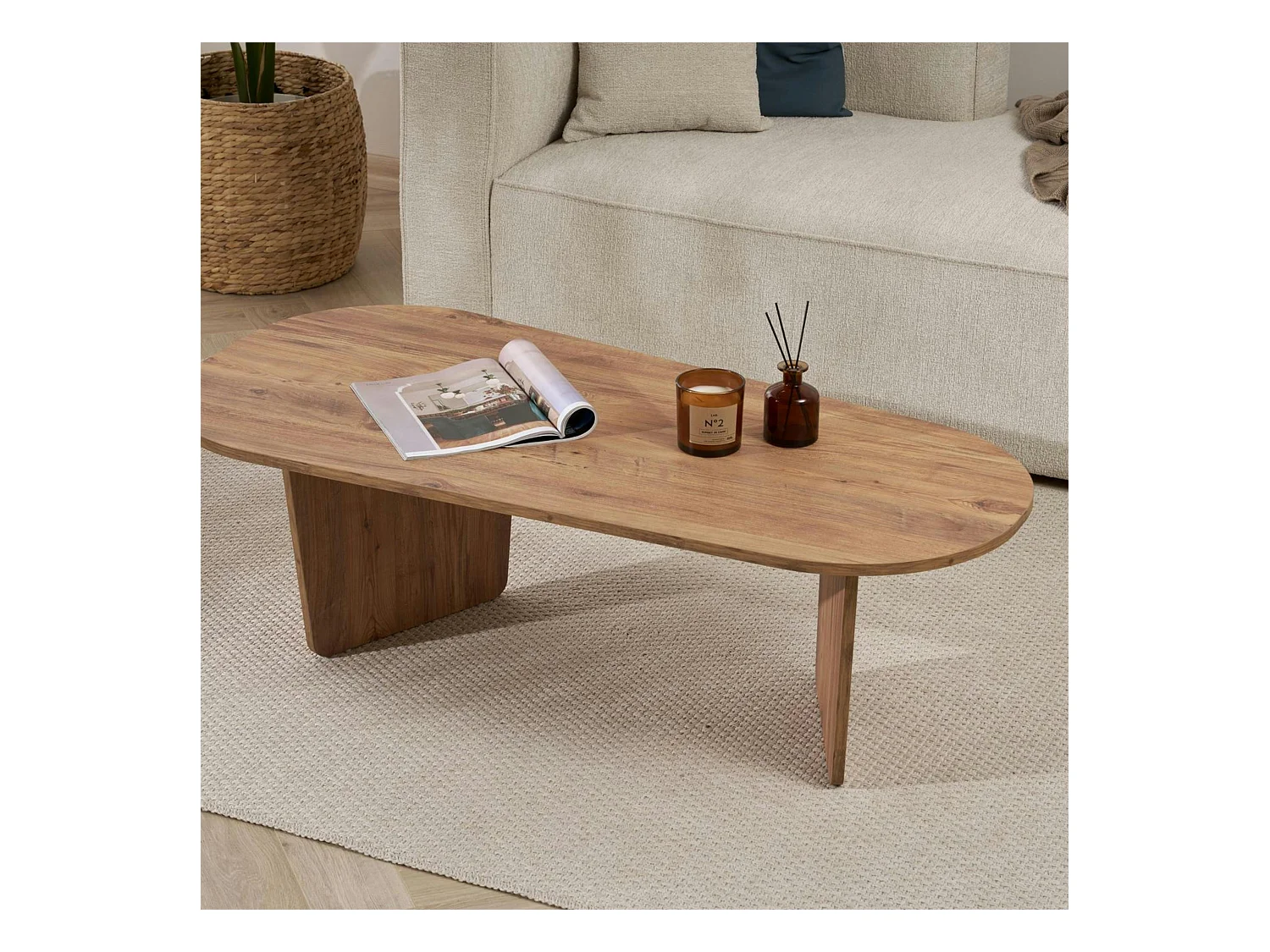 Table basse design organique effet pin, pieds obliques MARFA