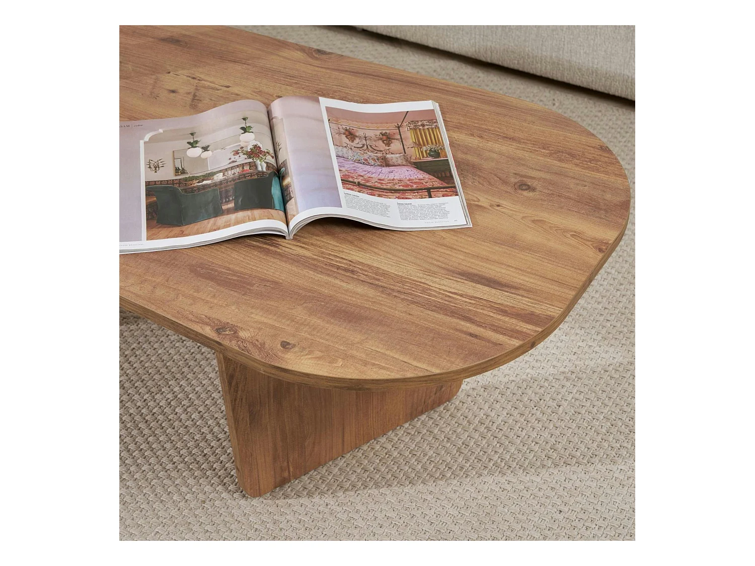 Table basse design organique effet pin, pieds obliques MARFA