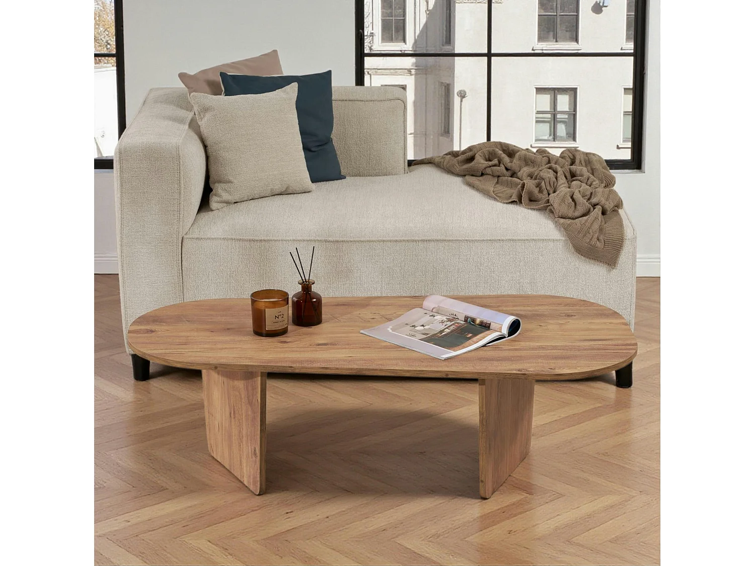 Table basse design organique effet pin, pieds obliques MARFA